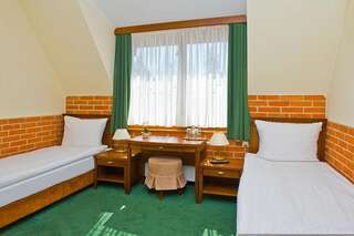 Отель Hotel Szymbark Шимбарк Двухместный номер с 2 отдельными кроватями-1